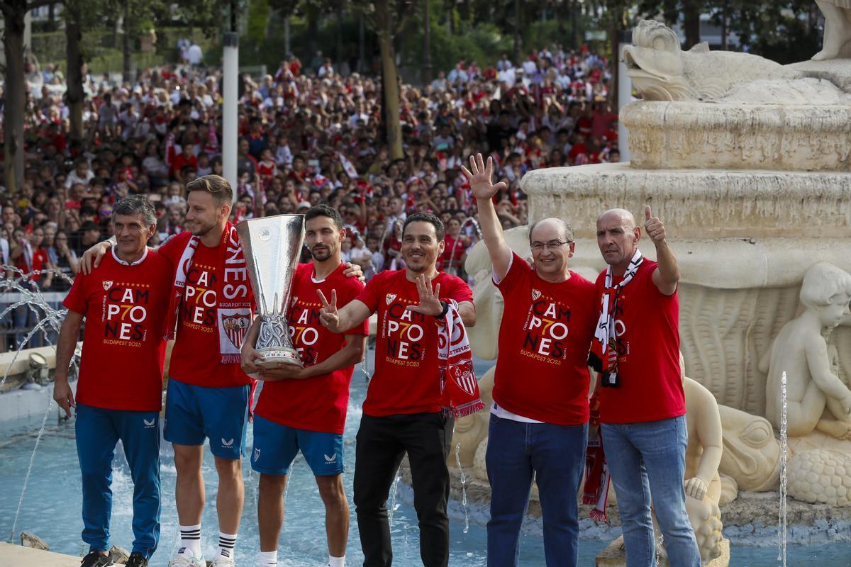 Monchi, primero por la derecha, se abraza con José Castro, presidente del Sevilla, en la celebración de la séptima Europa League.