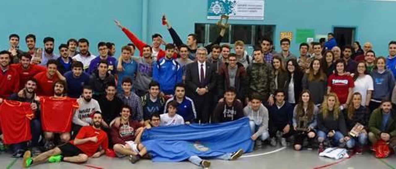 Estudiantes y autoridades posan en el acto de entrega de premios, con el rector, Santiago García, en el centro.