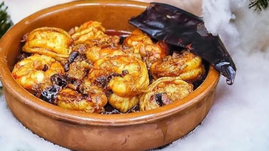 Gambones y pescado con pimientos secos ahumados