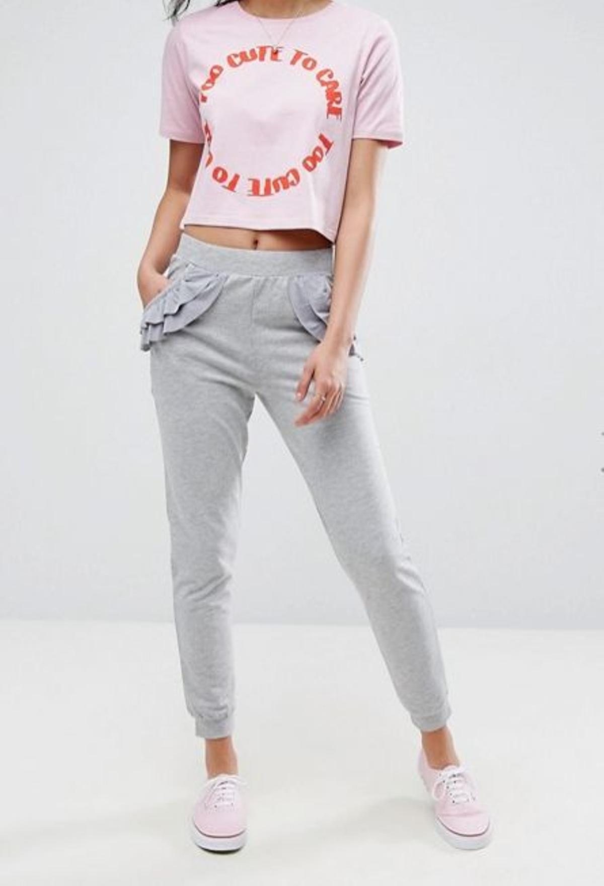 Pantalones de chándal con volantes de Asos (Precio: 24,99 euros)