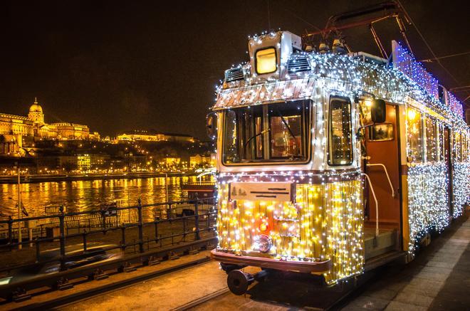 Visita Budapest en sus tranvías navideños