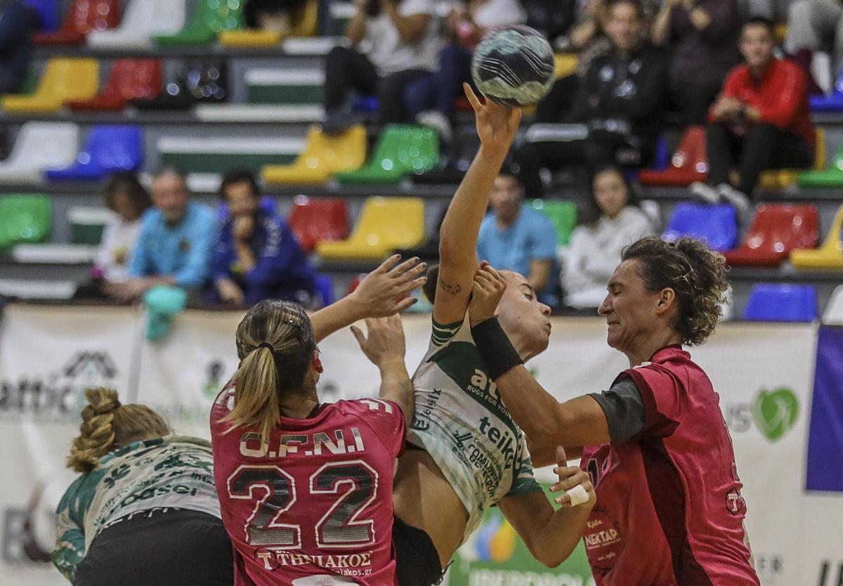Un momento del último partido del Atticgo Elche en competición europea