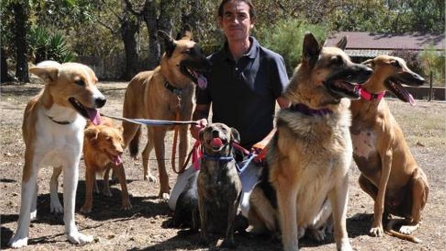 José Miguel Ramírez con algunos de sus perros.