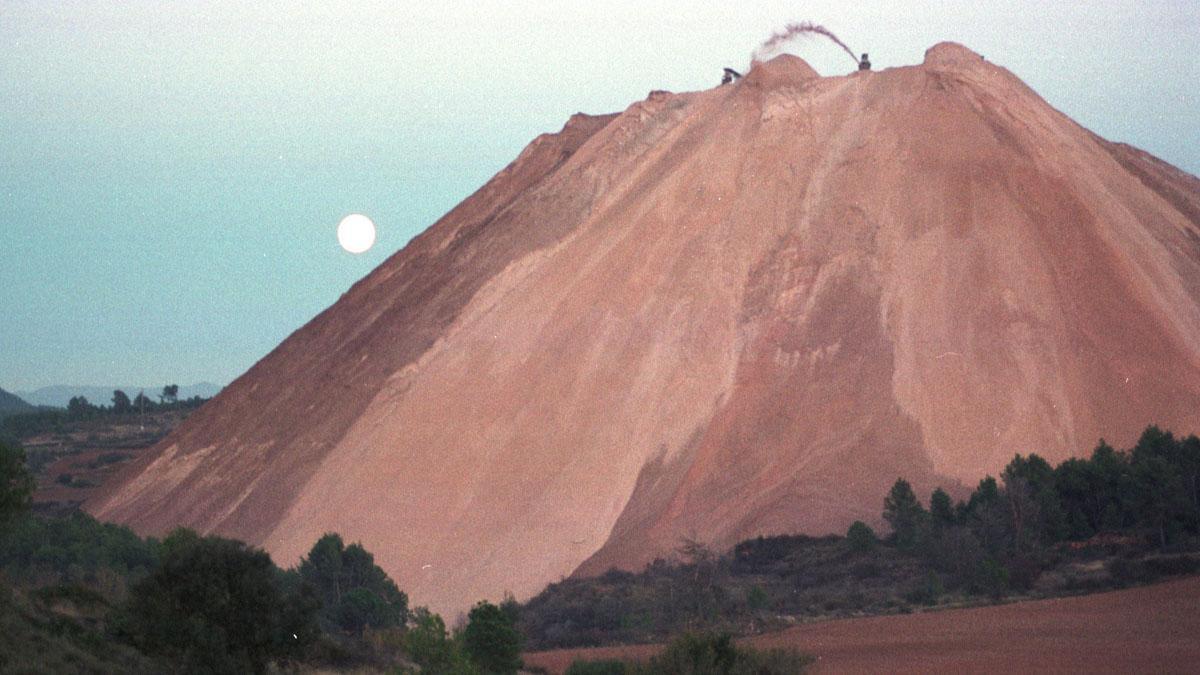 Montaña de sal de unas minas de Potasa