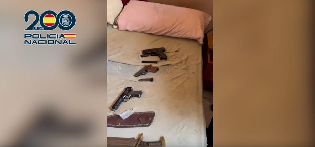 Parte de las armas incautadas durante la operación.