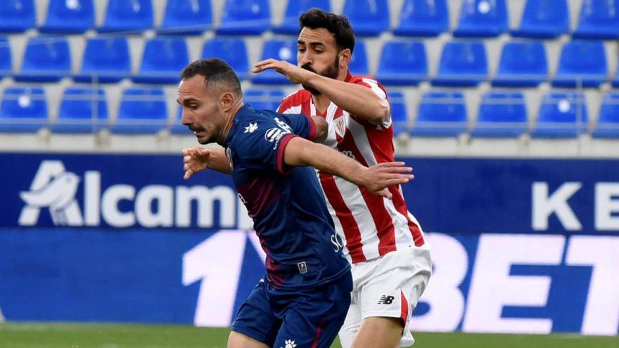 David Ferreiro intenta llevarse el balón ante el defensa del Athletic Club, Mikel Balenciaga