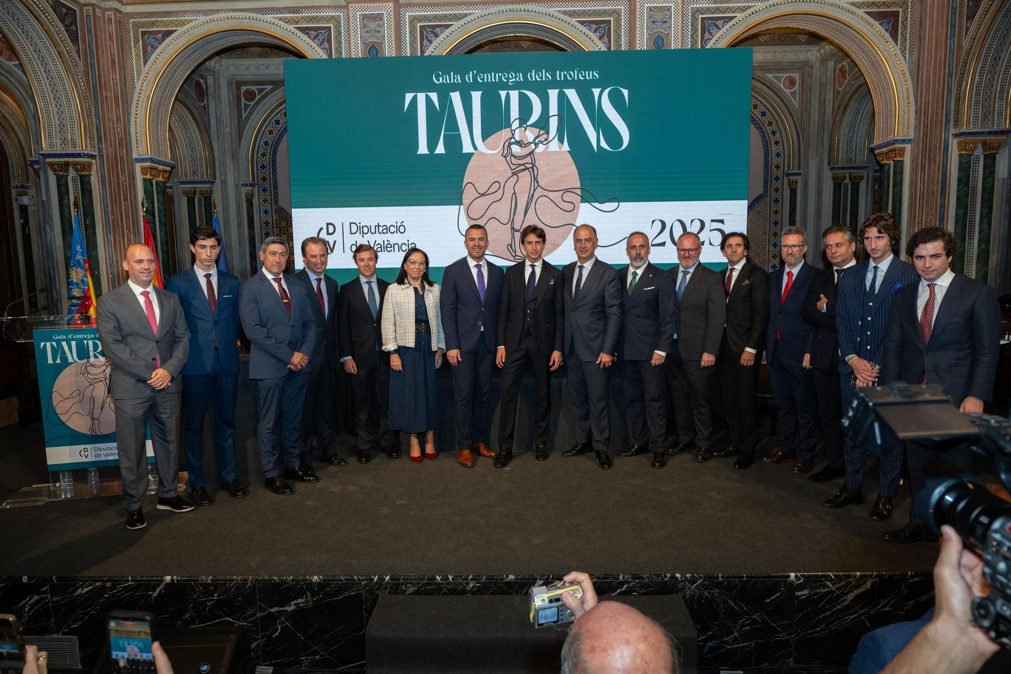 La gala de los premios taurinos de la Diputación de Valencia con Roca Rey, en imágenes