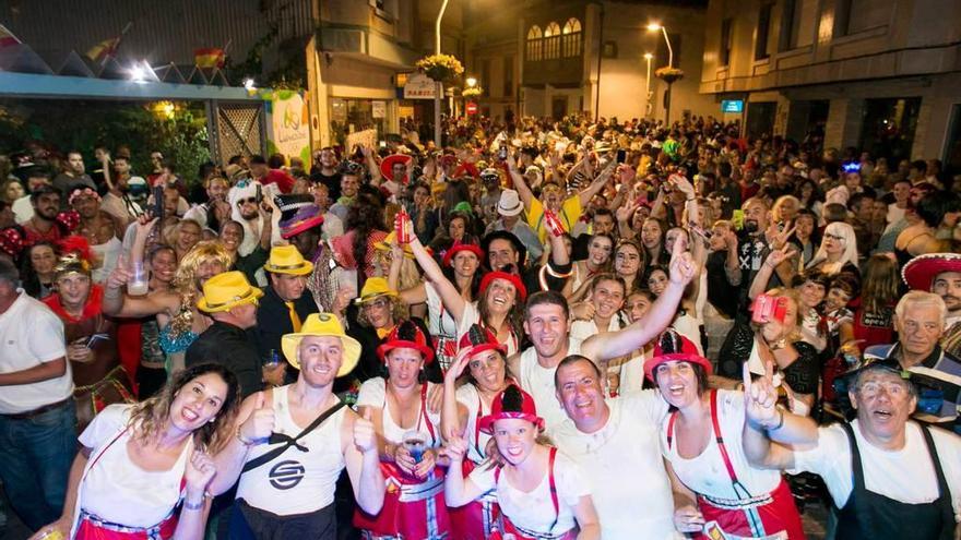 Asistentes a la última edición del Carnaval de verano en Luanco.