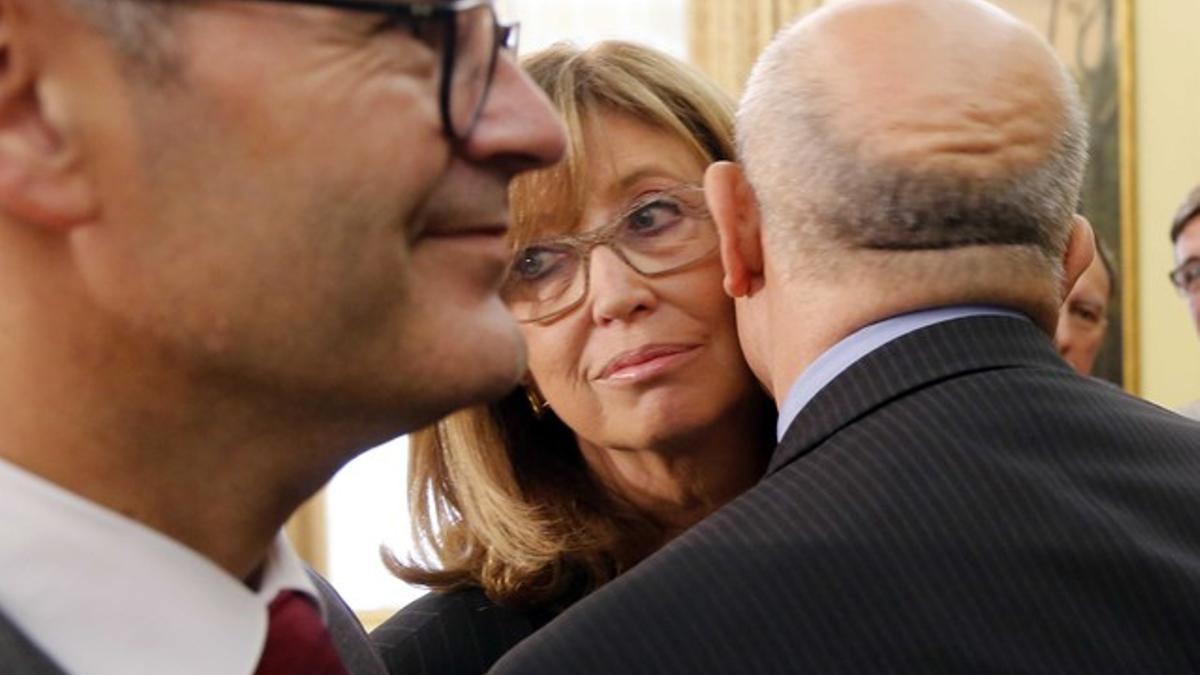 El ministro Wert besa a la 'consellera' de Educación, Irene Rigau, el pasado 30 de septiembre en el Ministerio de Educación.