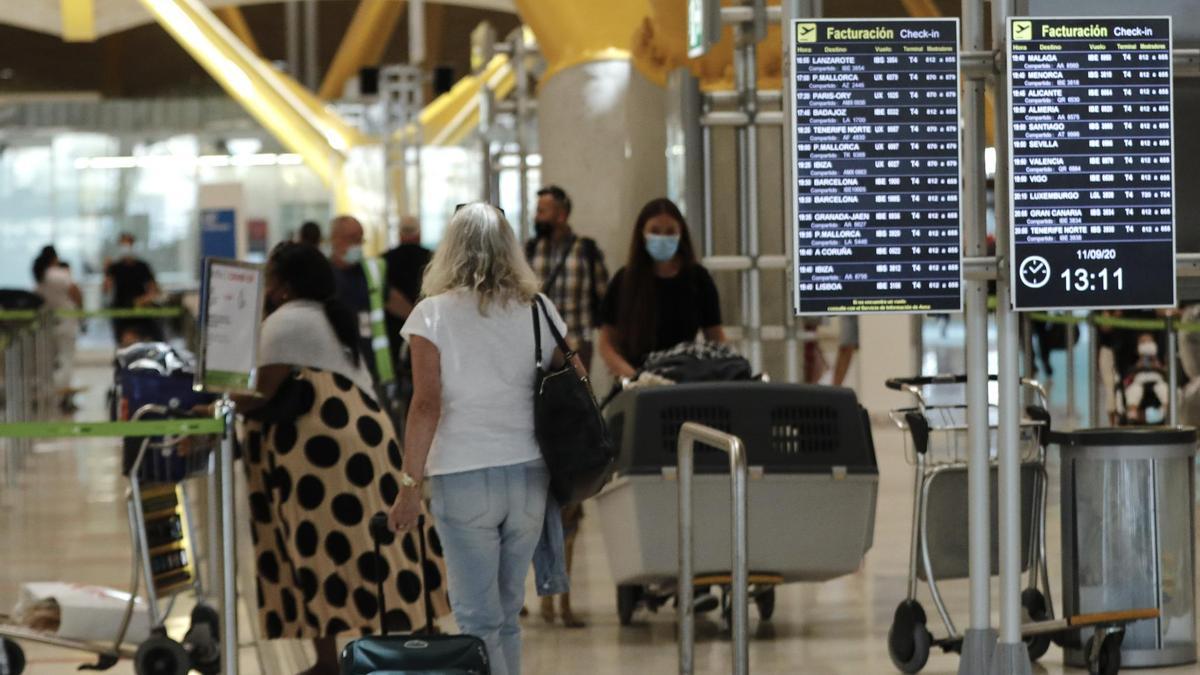 Pasajeros en el aeropuerto de Barajas.