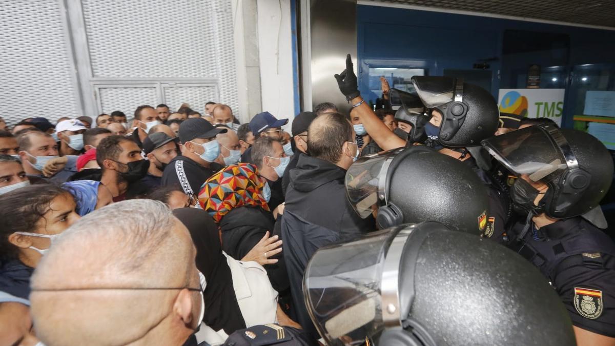 Las imágenes de los altercados en el Puerto de Alicante por el ferry a Orán