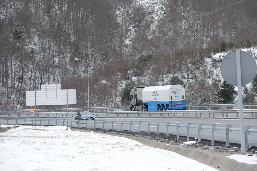 La nieve provoca restricciones en el Huerna y cadenas en 13 puertos