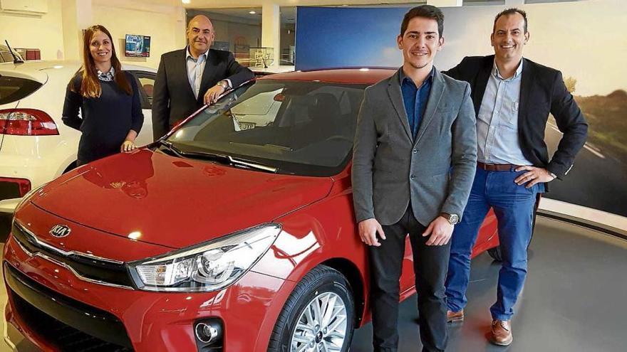 Equipo completo Los integrantes del equipo de Frau Automóviles posan junto al nuevo Kia Rio. Hoy domingo el concesionario de Son Ferriol abrirá todo el día.