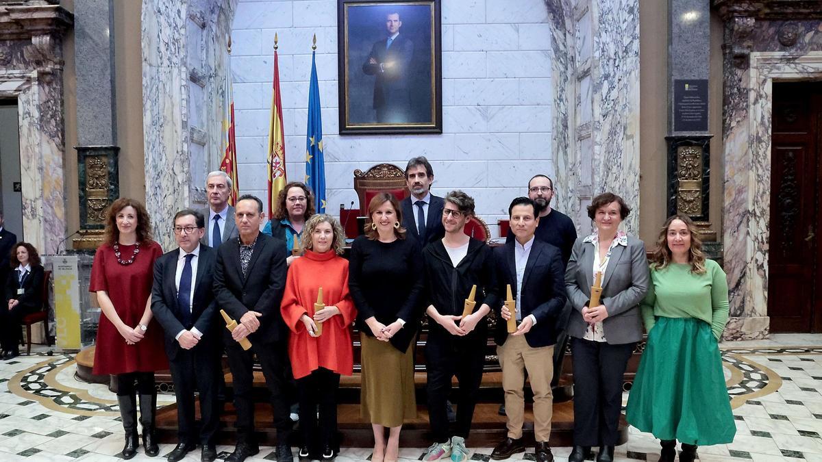 María José Català i José Luis Moreno, al centre, amb els guardonats i altres representants municipals.
