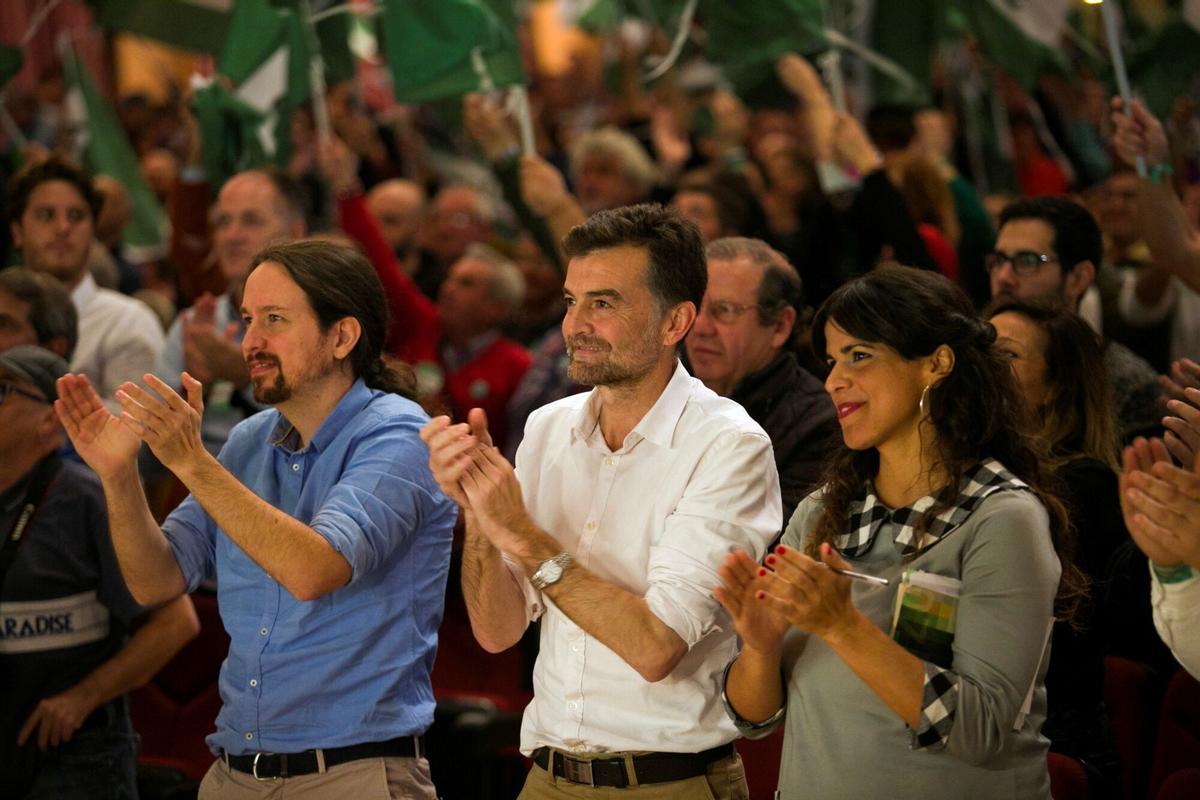 GRAF9462. TORREMOLINOS (MÁLAGA), 30/11/2018.- (i-d) El secretario general de Podemos, Pablo Iglesias, el cabeza de lista por Sevilla, Antonio Maíllo y la candidata de Adelante Andalucía a la Presidencia de la Junta, Teresa Rodríguez, durante el acto de cierre de campaña que la coalición celebra en el auditorio de Torremolinos (Málaga). EFE/Álvaro Cabrera