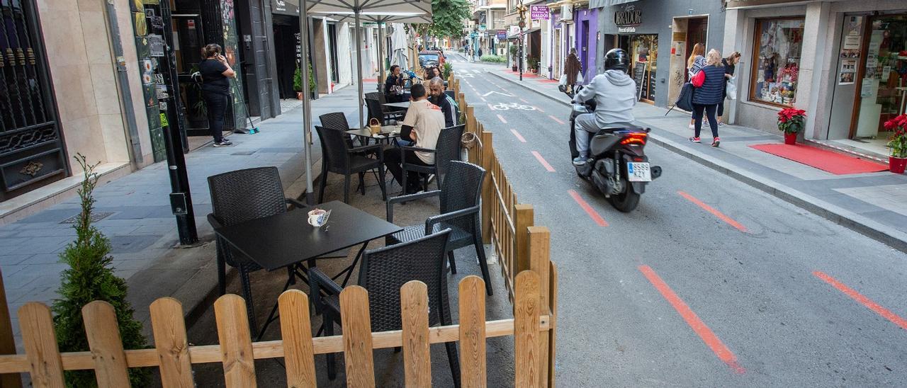 Una terraza en una zona de aparcamiento, por el centro de Alicante