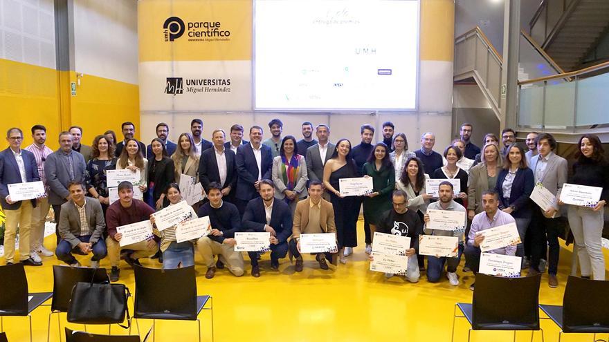 Responsables de los premios de la UMH y galardonados por sus start-ups