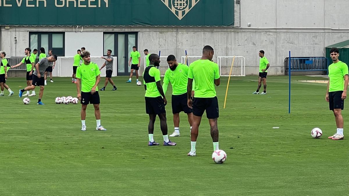 Fekir, Natan, Abde, Sabaly y Cardoso durante el entrenamiento del Betis de este martes