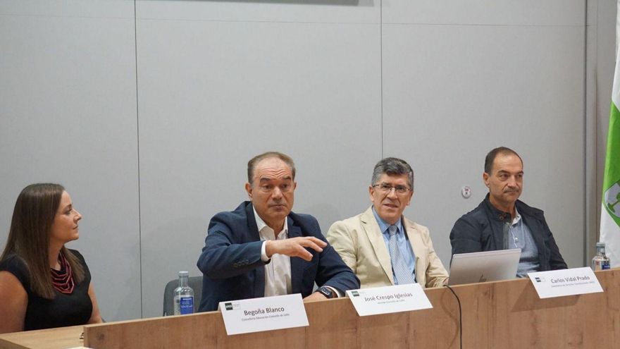 Un instante de la clausura del curso estival de la UNED en el edificio Manuel Rivero.