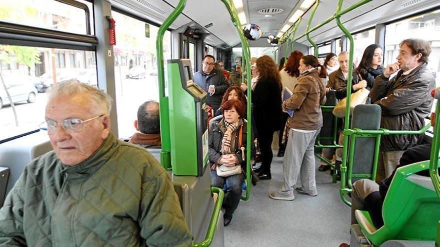 Vecinos de Trassierra reclaman más autobuses