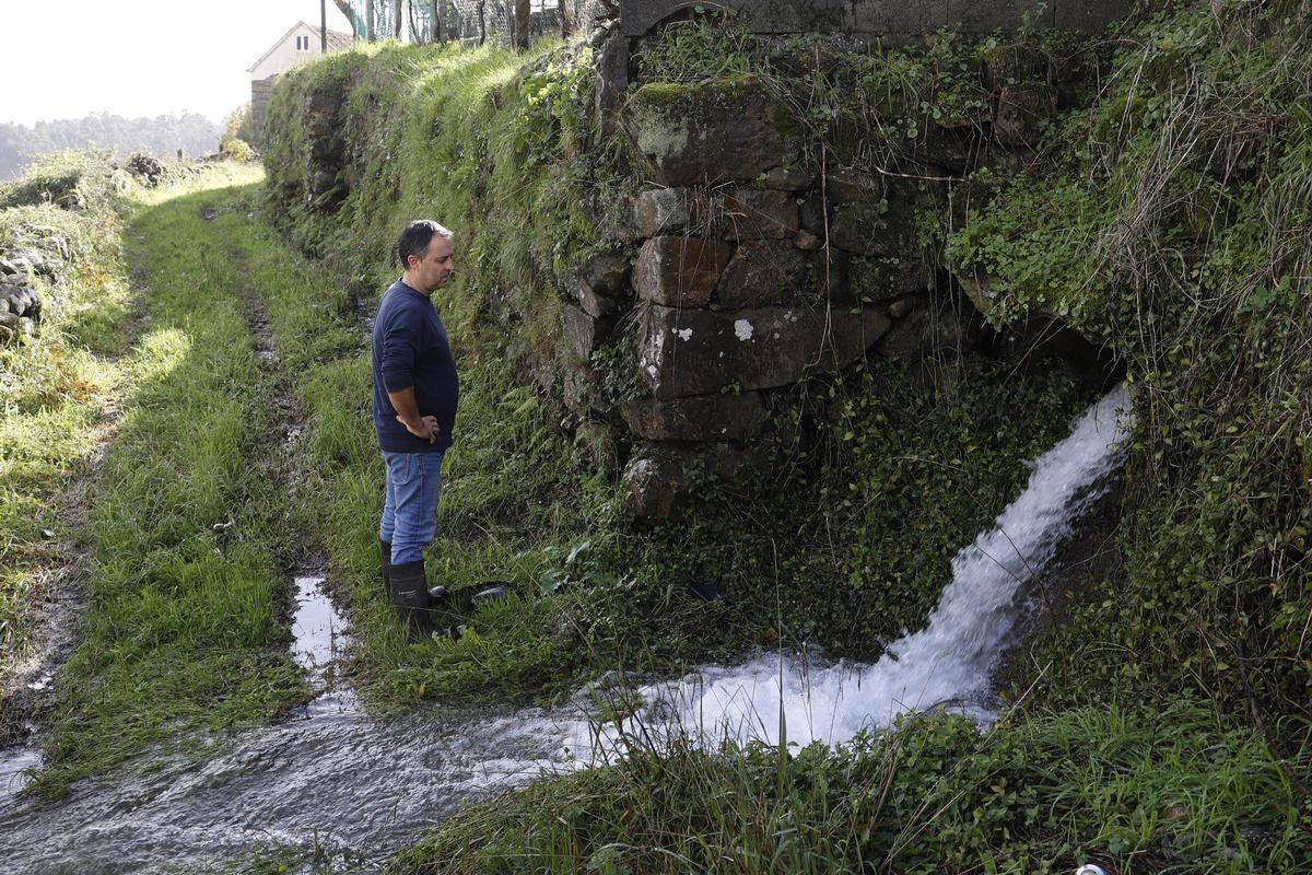 En Covadespera los vecinos denuncian la canalización de regatos  a través de un antiguo camino real.