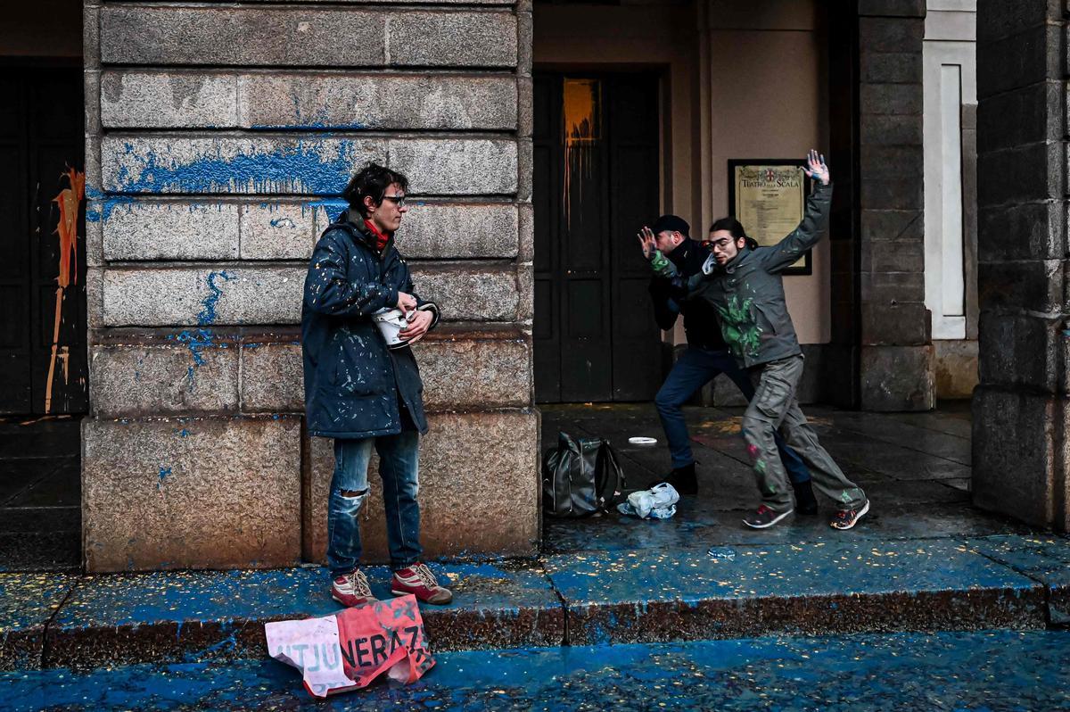 Ecologistas lanzan pintura contra la fachada de La Scala de Milán