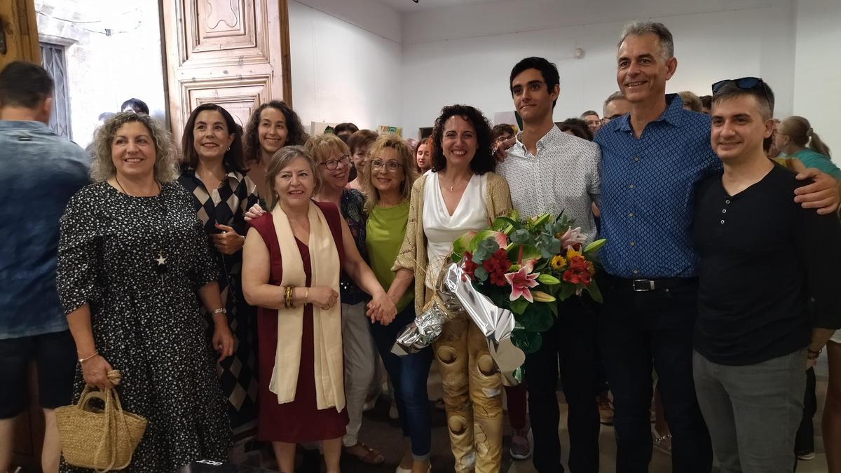 Toñi Soler, la profesora de la Escola de Pintura, rodeada de familiares y compañeros y amigos de la Escola de Pintura