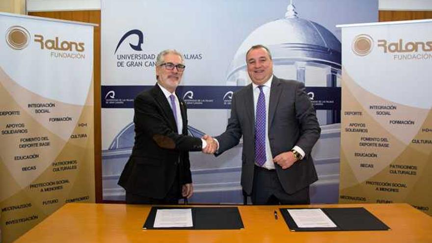 El rector, José Regidor (i) y Miguel Angel Ramírez, ayer tras la firma del convenio.