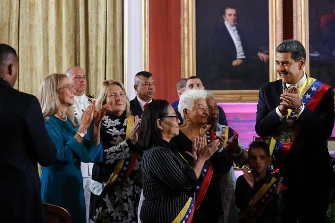 HANDOUT - 10 January 2025, Venezuela, Caracas: Venezuelan President Nicolas Maduro applauds after being sworn in for a third term in office. Photo: Jhonn Zerpa/Prensa Miraflores/dpa - ACHTUNG: Nur zur redaktionellen Verwendung und nur mit vollständiger Nennung des vorstehenden Credits Jhonn Zerpa/Prensa Miraflores/dp / DPA 10/01/2025 ONLY FOR USE IN SPAIN. Jhonn Zerpa/Prensa Miraflores/dp / DPA;Politics;politics;heads of state;elections;Inauguration of President Nicolas Maduro in Venezuela;