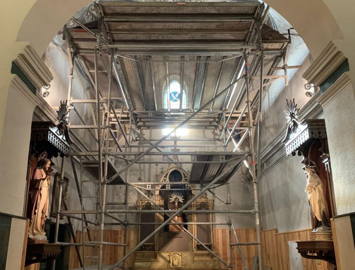 Andamios en el interior de la capilla para restaurar la pintura mural ne una imagen de archivo.