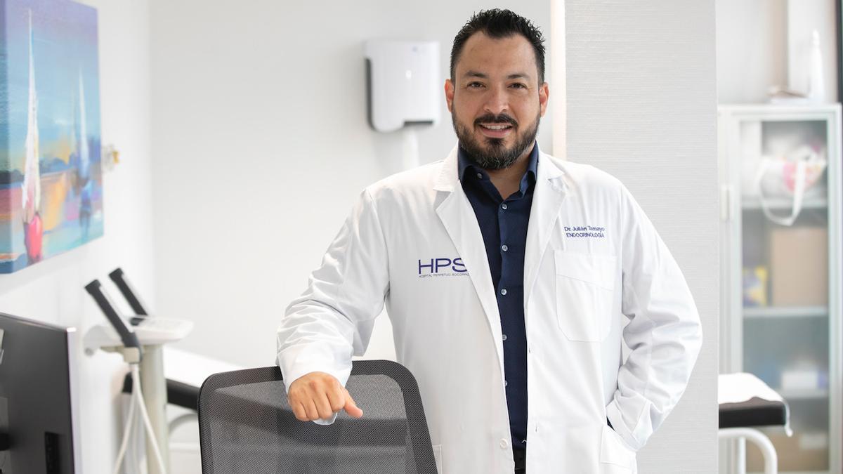 El doctor Julián Tamayo en el Hospital Perpeturo Socorro.