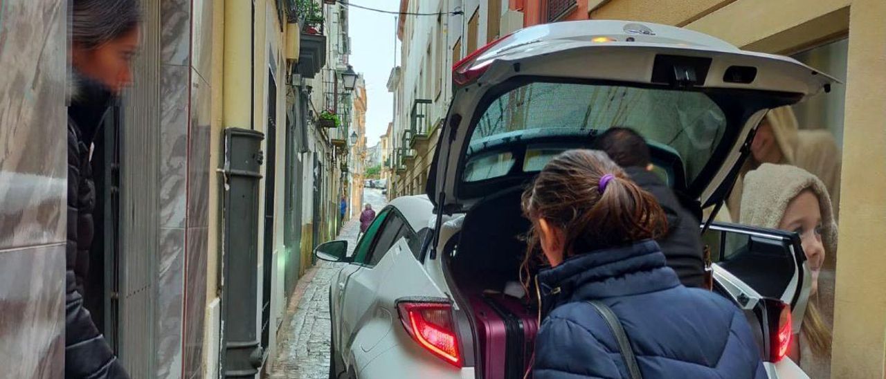 Mujeres saliendo de la vivienda de Plasencia donde se produjo el homicidio.