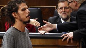 El diputado de Podemos Alberto Rodríguez pasa ante el presidente del Gobierno en funciones, Mariano Rajoy, antes de votar la elección del presidente del Congreso, durante la sesión constitutiva de la Cámara baja.