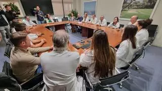 Sanidad equiparará temporalmente al personal laboral con los estatutarios en el Hospital de Torrevieja y desactiva las protestas