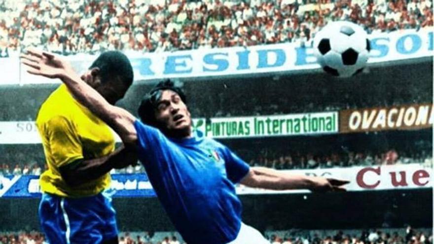 Pelé cabecea por encima de Burgnich en la final del Mundial