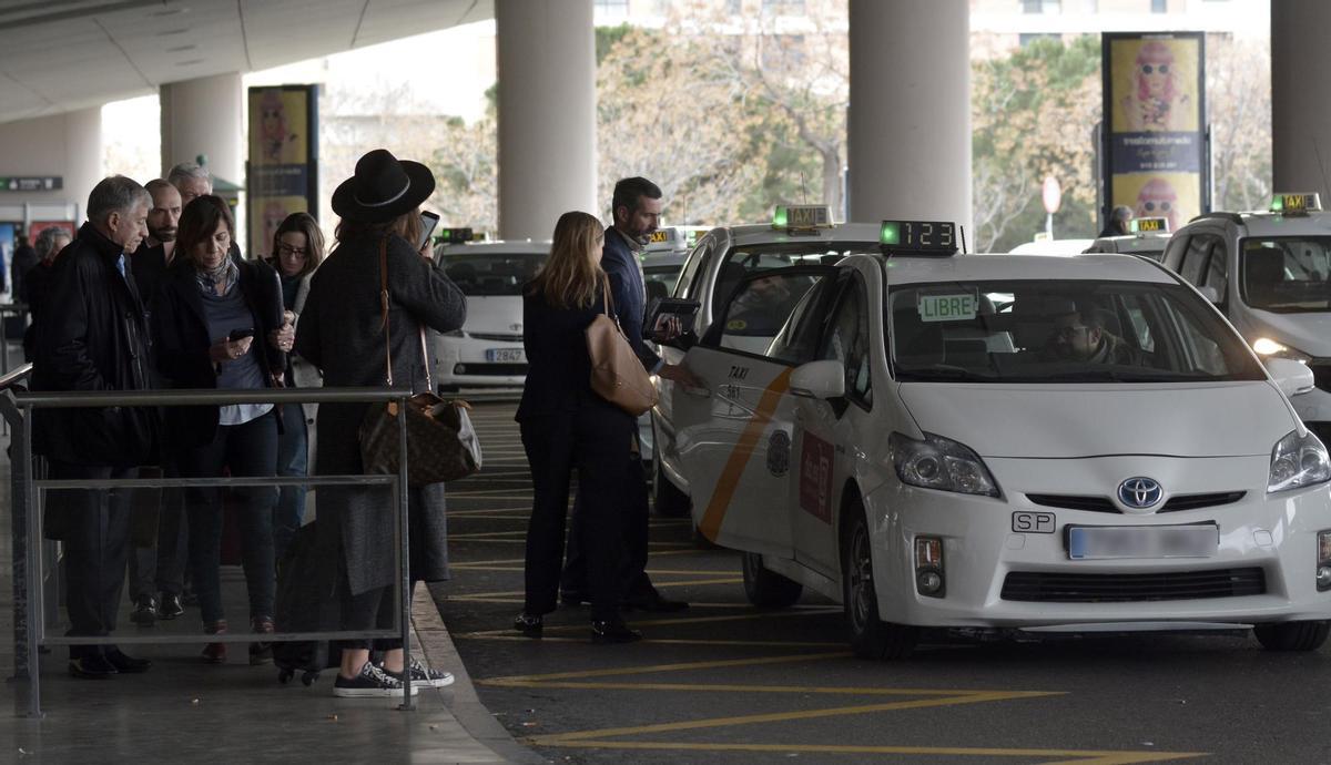 Usuarios cogen un taxi en el aeropuerto de Sevilla. / Manuel Gómez