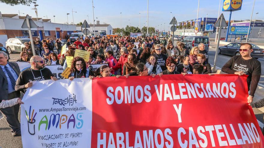 Más de 500 padres se echan a la calle contra el decreto de plurilingüismo en Torrevieja