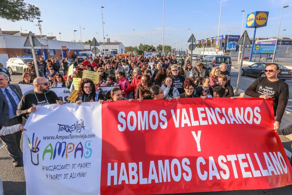 Docenas de padres secundan la protesta contra el decreto de Marzà del modelo educativo en Torrevieja y reclaman su derogación en una prortesta que ha recorrido las calles de la ciudad