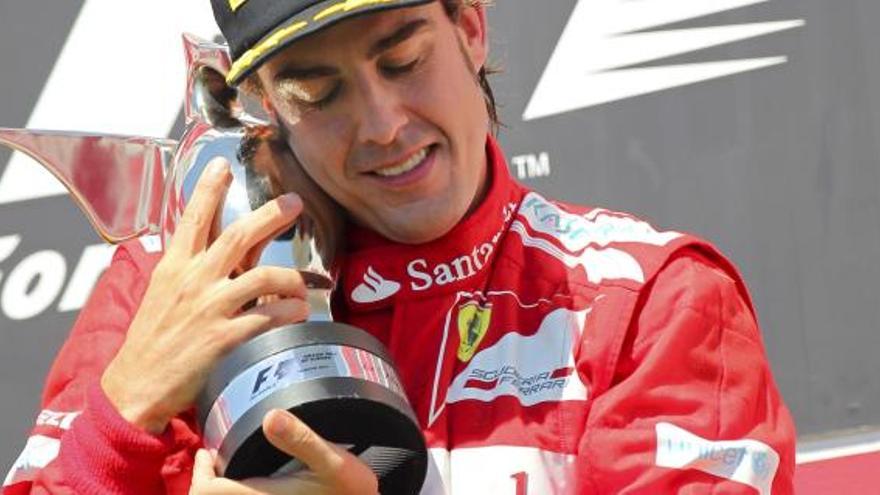 El piloto español de la escudería Ferrari de Fórmula Uno, Fernando Alonso, celebra la victoria conseguida en el Gran Premio de Europa disputado en el circuito urbano de Valencia, España, el 24 de junio del 2012.