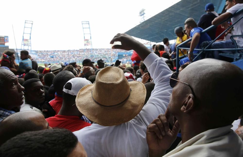 Obama asiste a un partido de béisbol en Cuba.