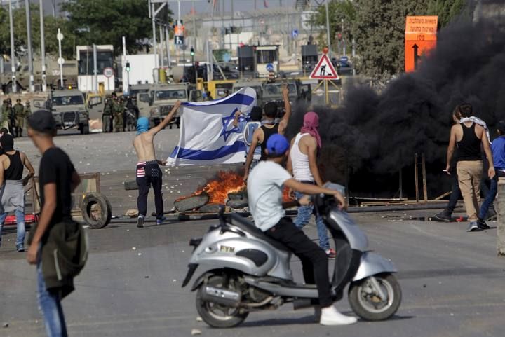 Los choques violentos entre palestinos e israelíes en Gaza y Cisjordania y los ataques a varios judíos ultraortodoxos en Jerusalén han vuelto a desestabilizar la zona.