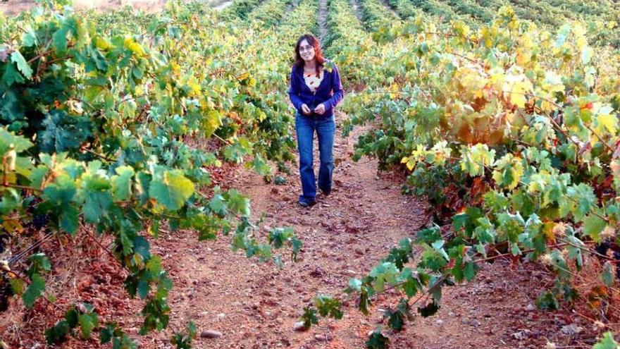 Una mujer en un viñedo de la DO Toro.