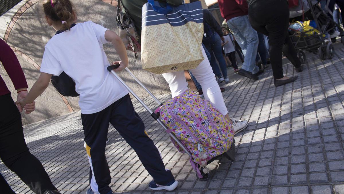 Una niña, de camino al colegio.