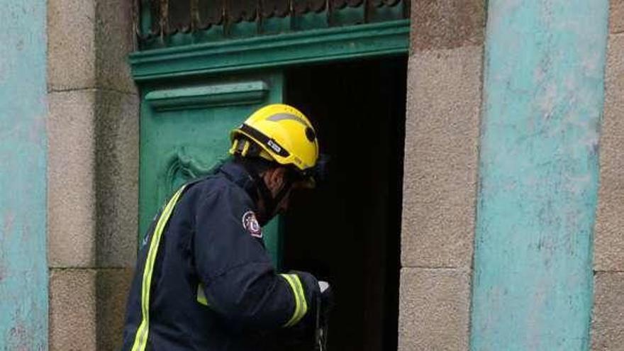 Los bomberos durante una actuación en O Salnés. // Noé Parga