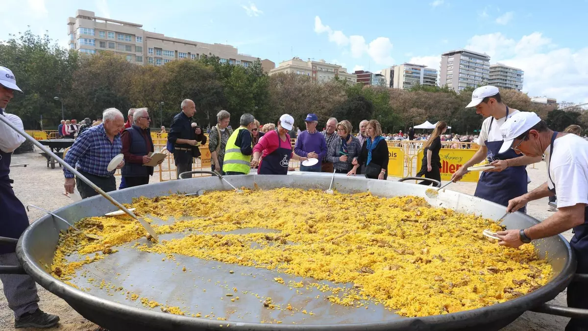 ¿Sabes cómo eliminar el olor a paella de tu ropa estas Fallas?