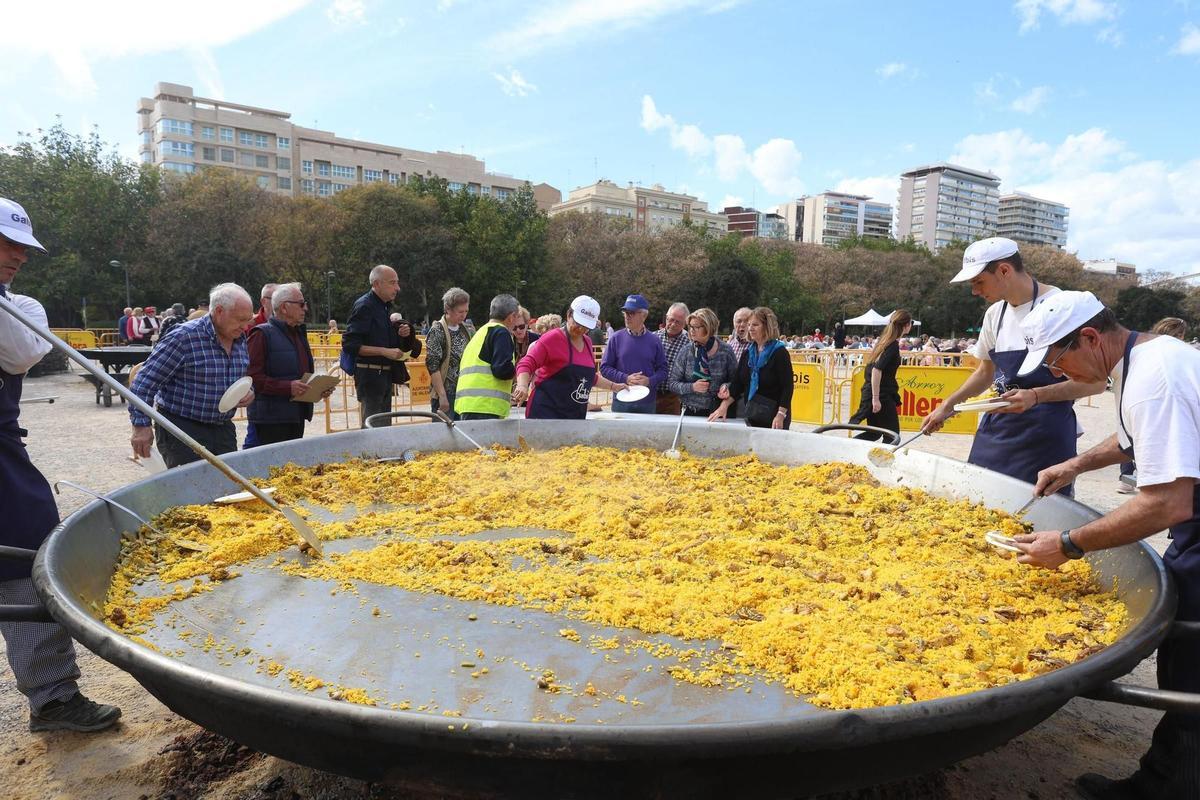 Durante las Fallas, la exposición al humo de las mascletàs, las hogueras y los aromas intensos de la gastronomía local, como la paella, puede impregnar profundamente las prendas.