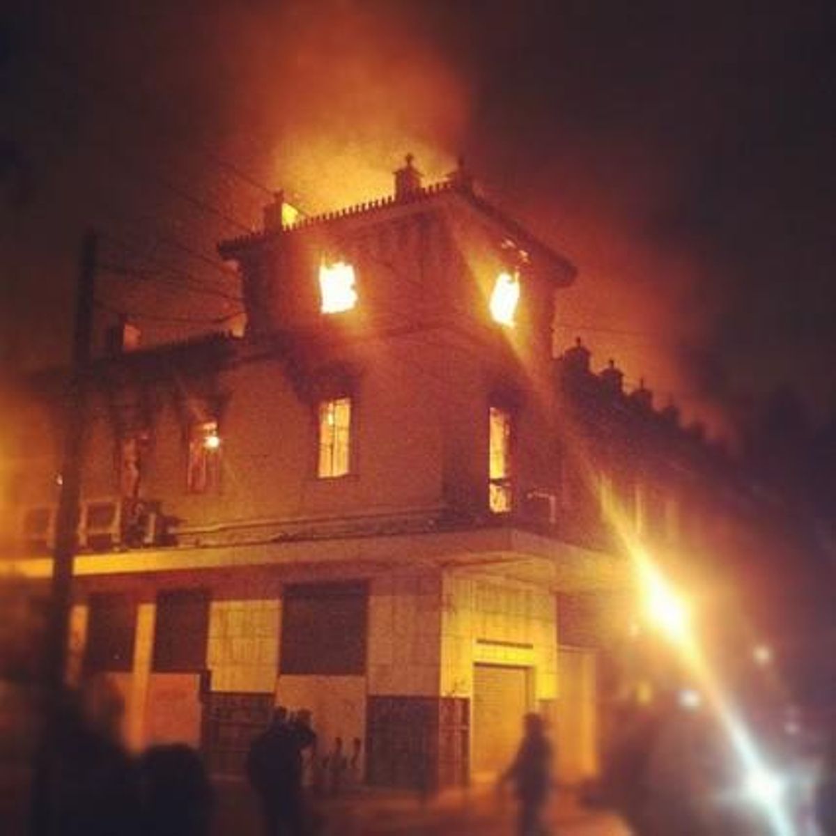 Alguns manifestants alterats calen foc a alguns edificis, com en aquest antic cine.