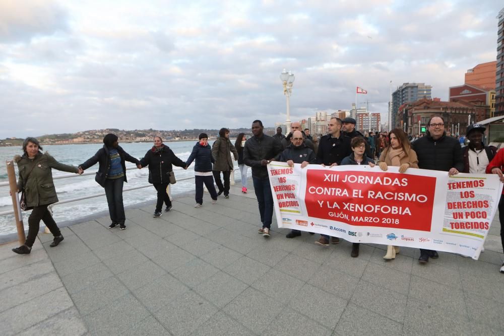 Cadena humana contra el racismo en Gijón.