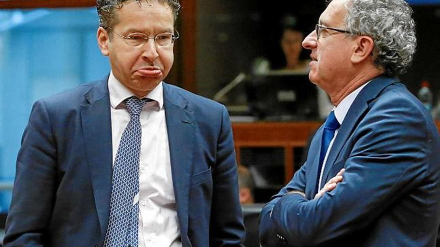 Jeroen Dijsselbloem (esquerra) conversa amb Pierre Gramegna