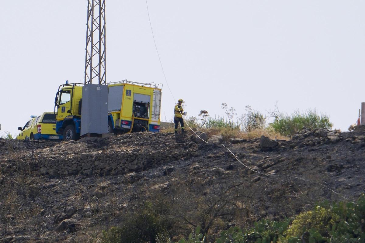 Zona del incendio de Telde, junto al barrio de Cazadores. En la imagen, personal de Medio Ambiente junto al cable caido.